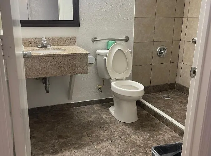 Regal 8 & Hotel 3*